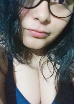 Morrita con lentes pero aguas 9