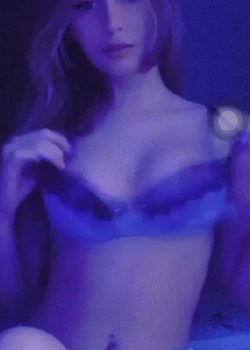 Morrita jugueteando con su panocha 12