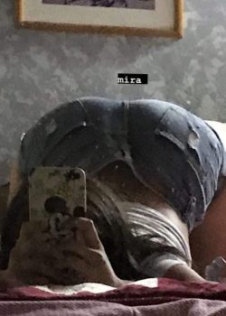 se masturba en la cama 13